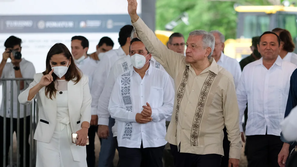 Mexikos president Andrés Manuel López Obrador vinkar till supportrar på under en resa genom landet i måndags. Han har meddelat att samhället nu ska börja öppna igen.