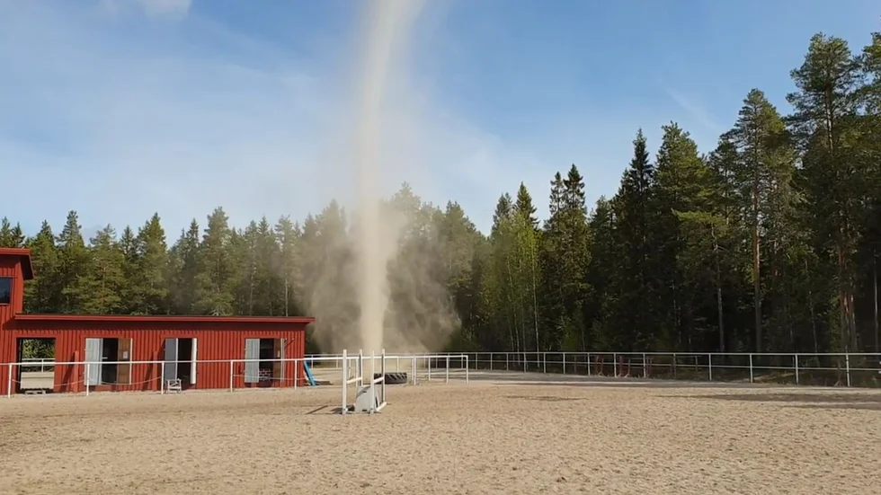 Ett tornadoliknande naturfenomen fastnade på film när Andreas Eriksson filmade sin sambo som hopptränade på ridklubben.