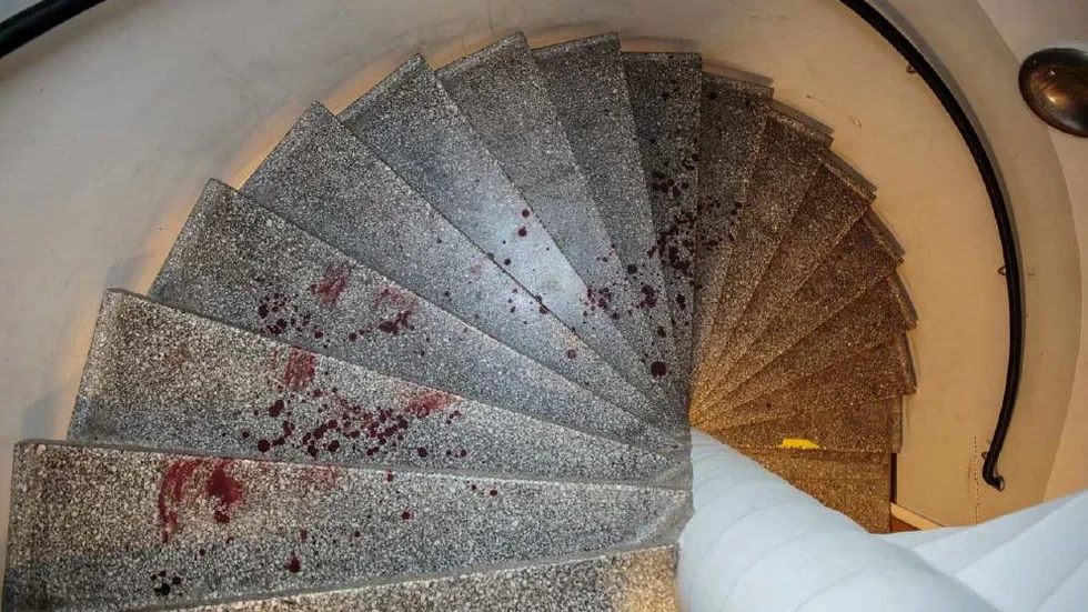 I trapphuset lämnade den skadade 34-åringen omfattande blodspår efter sig.
