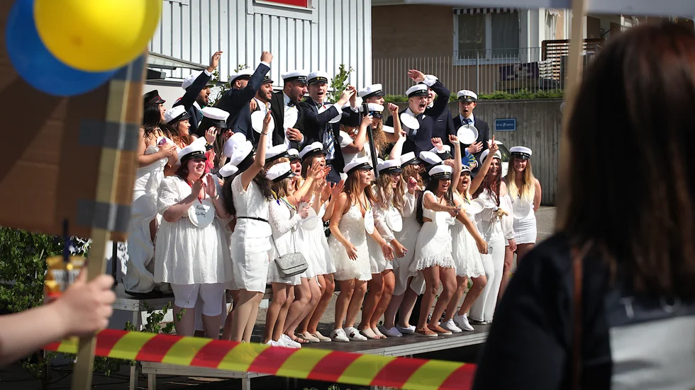En kort stund samlades studenterna för jubel, sång och fotografering bakom avspärrningarna, innan de lotsades vidare till respektive klass picknick som hölls på olika platser i närområdet.