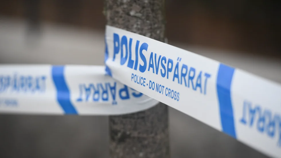 Polisen ska genomföra en brottsplatsundersökning i den bil som misstänks vara brottsplatsen. Arkivbild.