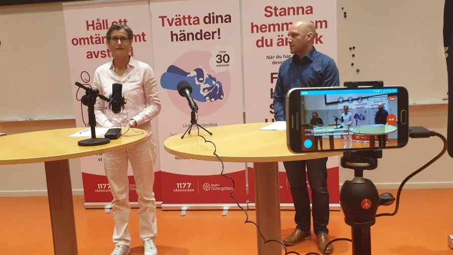 Smittskyddsläkare Britt Åkerlind och den regionala sjukvårdsledaren Rickard Lundin vid tisdagens presskonferens. 