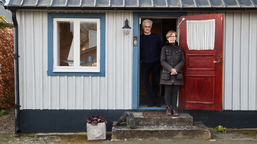Eva-Pia och Anders Isberg har haft sin fiskarstuga i Kivik i 21 år. I år kom de ner en vecka tidigare än vanligt, men det är med blandade känslor.