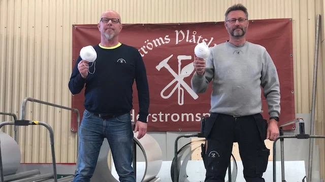 Jörgen Forsberg och Stefan Fogel på Söderströms plåtslageri har 1 000 munskydd att ge bort.