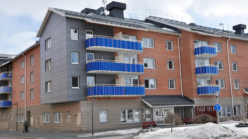 I Björkenhuset i Boden satt en försvunnen åldring på en toalett i 16 timmar innan hemtjänsten hittade personen.