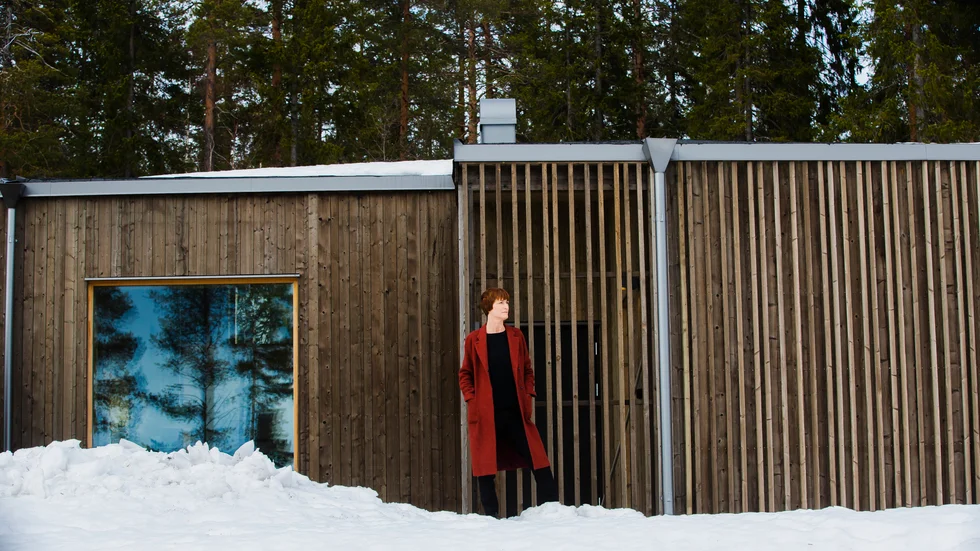 Arkitekten Josefina Nordmark framför sitt kedjehus på Kronanbacken i Luleå där byggnadsmaterialen valts för  dess hållbarhet men också att gestaltningen ska harmoniera med den närliggande naturen. "Superlyxigt att bara ha fem meter till skidspåret från den egna tomten", ler hon.