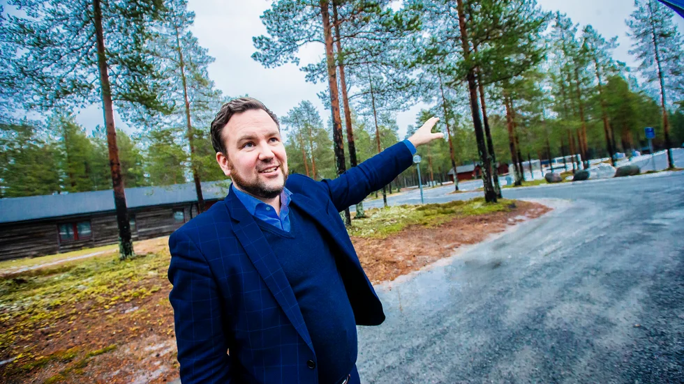 Tobias Lindfors, styrelseordförande i Pite havsbads group, har valt att korttidspermittera personal på fem hotell i Norrbotten. Personalen har fått gå ned på 40 procents arbetstid. 