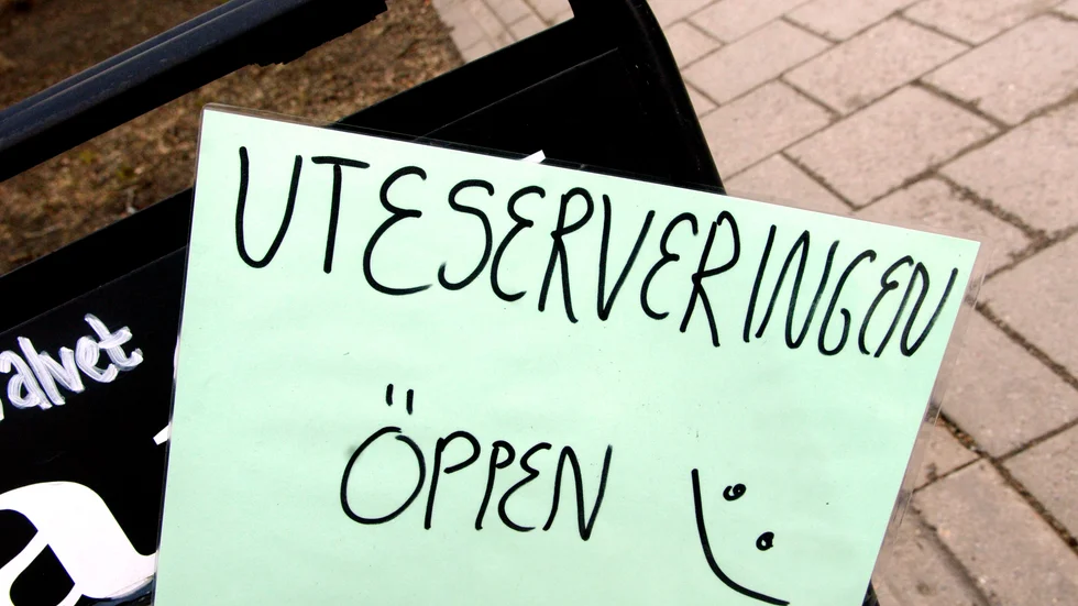 Möjlighet till tidigare öppning av uteserveringar skulle vara till bra stöd för knäande småföretagare, tror L:s Jesper Ek.