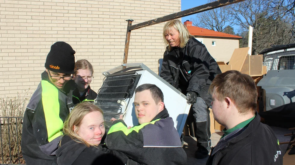 Det krävdes många som hjälptes åt för att bära frysskåpet.