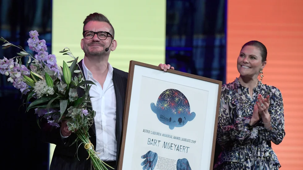 Förra året gick Almapriset till den belgiske författaren Bart Moeyaert, här fotograferad med kronprinsessan Victoria vid prisutdelningen i Stockholm. Huruvida årets prisutdelning kan genomföras som planerat är i dag oklart. Arkivbild.