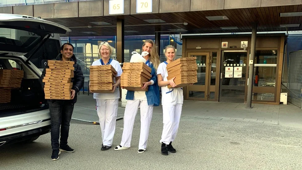 Pizzeriaägaren Nagmet Acar skänkte totalt 60 pizzor till personal på Akademiska sjukhuset.
