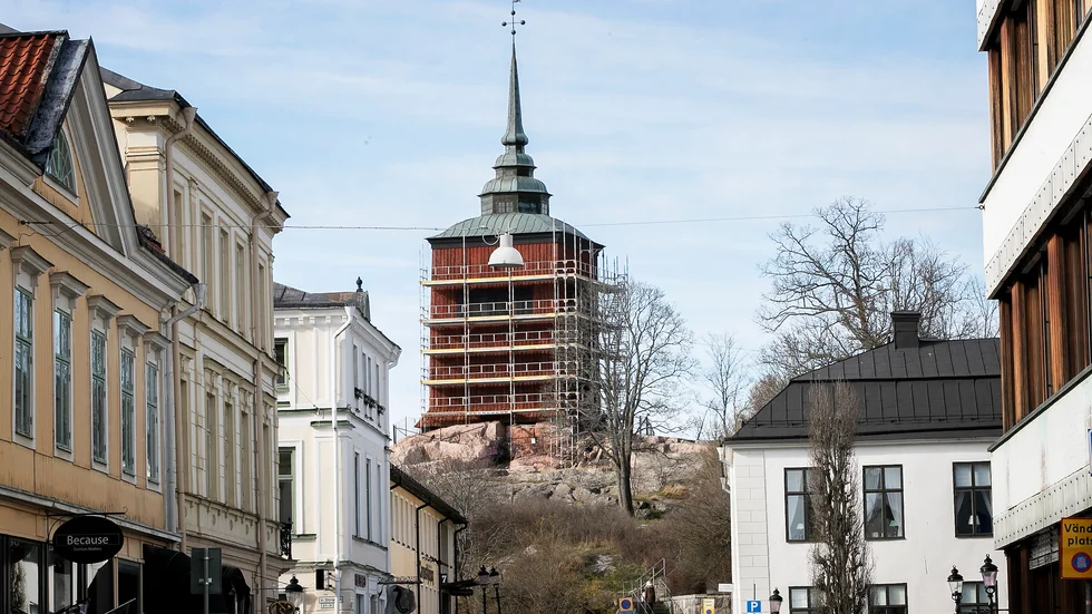 Västra klockstapeln rustas, bland annat med ny färg.