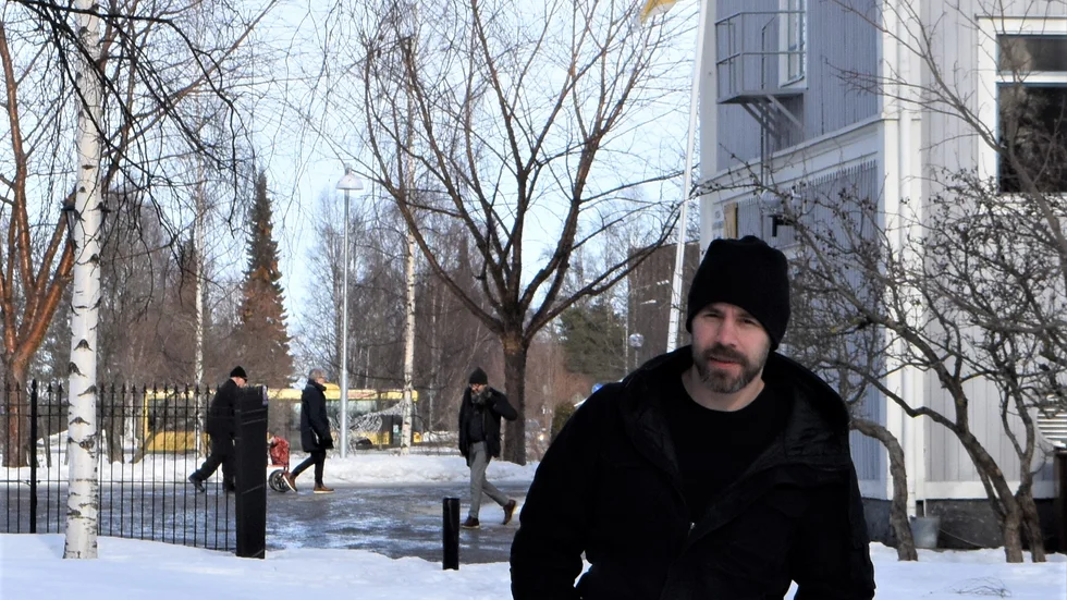 Nisse Olovsson tycker att det är viktigt att hålla ihop även om budskapet är att vi ska isolera oss, "Hellre rotmos och fläsklägg tillsammans än oxfilé ensam".