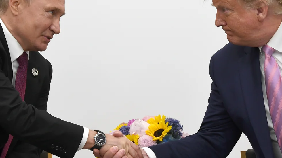 Rysslands Vladimir Putin och USA:s Donald Trump har talat i telefon om oljepriset. Arkivbild från G20-mötet i Japan i juni förra året.