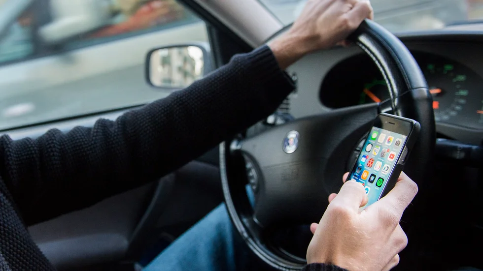 En förare med en mobiltelefon i handen misstänks för trafikbrott efter att ha blivit stoppad av polisen i centrala Eskilstuna sent på torsdagskvällen.