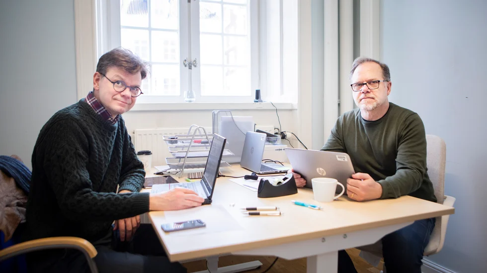 Roland Engkvist och Johann Malmström från Region Gotland svarar på samtal från företagare.