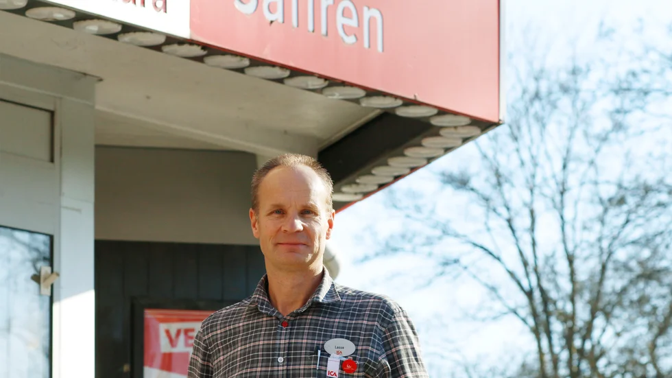 Lasse Sedell på Ica Safiren i Eskilstuna flaggar för tidigare öppettider fyra dagar i veckan. "För de i riskgruppen".