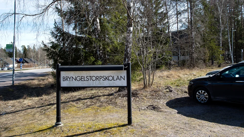 Först fick rektorns två barn fast anställning på skolan och sedan rektorns väninna. "Det kan bli så här i en liten kommun", säger utbildningschef Anci Stierna.
