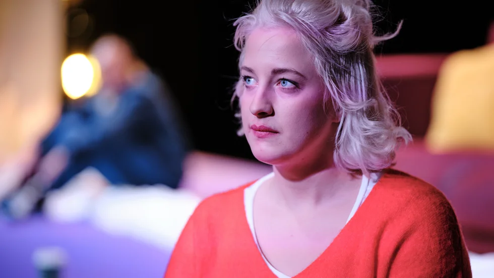 Karin Li Körsbärsdal från Katrineholm spelade huvudrollen i föreställningen "Mig nära" på Helsingborgs stadsteater. Flera stora roller väntar, bland annat i musikalen "Amadeus" med premiär våren 2021.