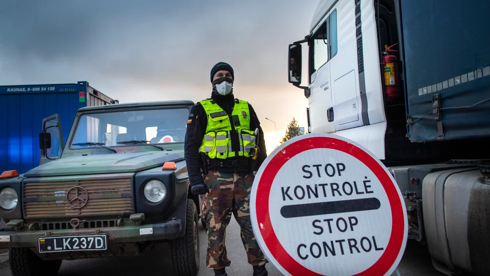 En litauisk gränsvakt intill de milsslånga köer som skapades vid gränsen mot Polen när strikta gränskontroller infördes i mitten av mars som en följd av coronavirusets spridning. Arkivfoto.