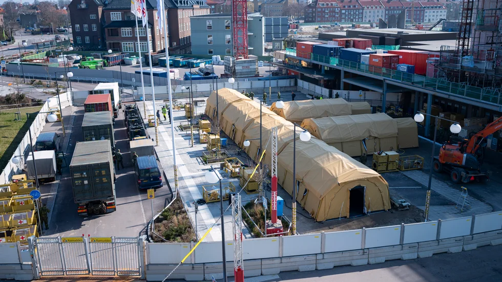 Tältsjukhuset utanför Lasarettet i Helsingborg på torsdagen. Ett 50-tal militärer bygger upp det tillsammans med personal från Socialstyrelsen.