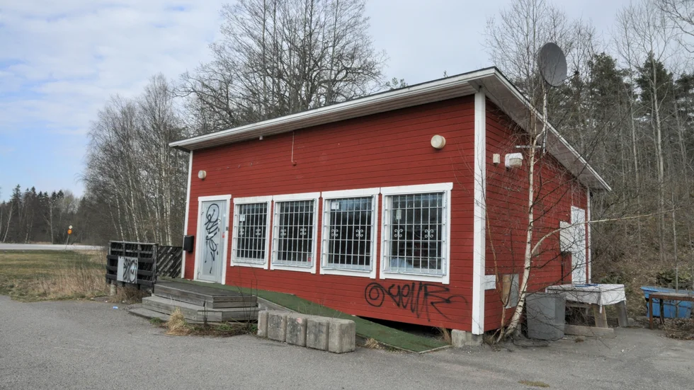 Peterslundskiosken, som byggdes i början av 1990-talet har stått tom en tid. Nu ska den rivas.