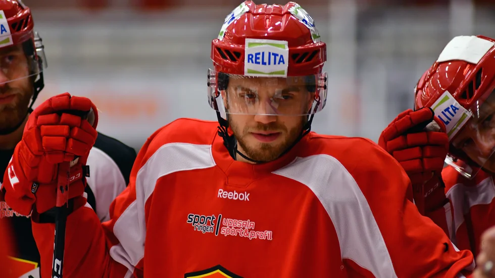 Victor Rolin-Carlsson gjorde 399 seniormatcher med Almtuna innan han lämnade Sverige för Danmark och Herlev Eagles. Han gjorde succé den gångna säsongen med 60 poäng på 47 matcher.