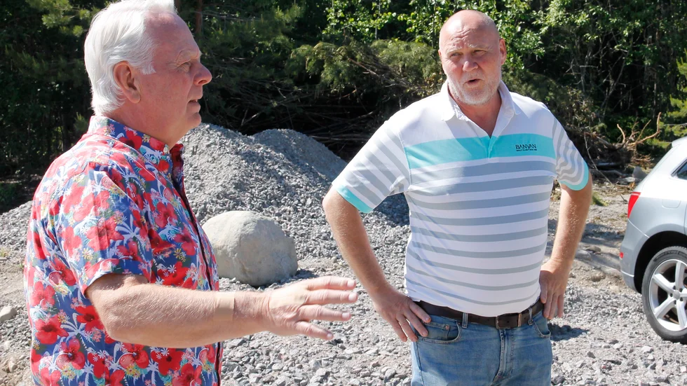 Göran Dahlström och Göran Hallinder, produktionsdirektör, utanför Kronfågels slakteri där en busshållplats kan komma att byggas.