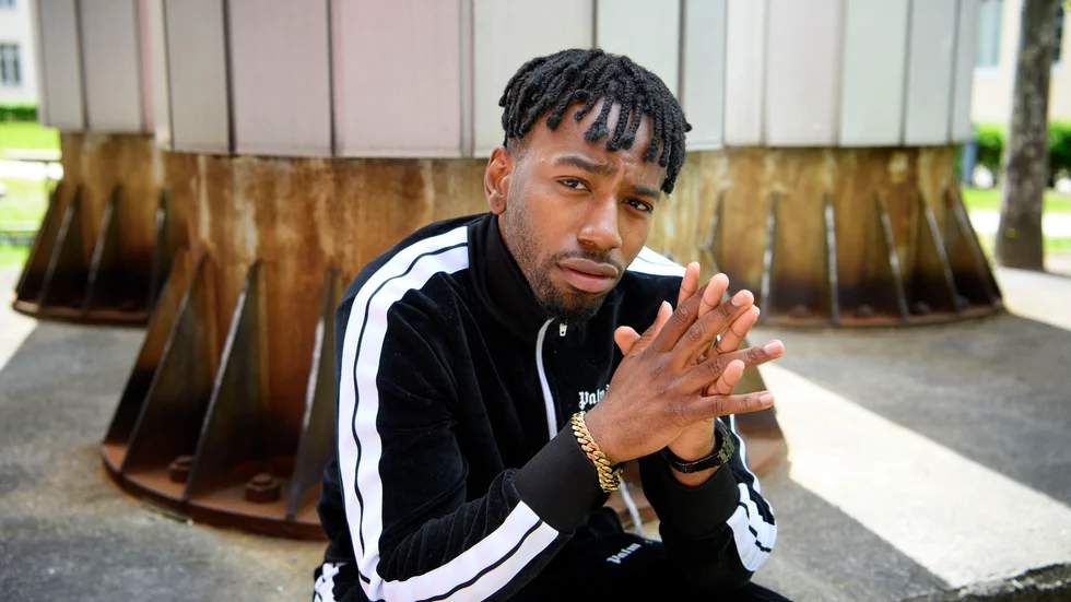 Grammisprisade apparen Jireel, 20 år och uppväxt i Rågsved, kniper femteplatsen på albumlistan med nya albumet "Sex känslor", och singeln "Sexcigg" kvalar med nöd och näppe in på singellistan. Arkivbild.