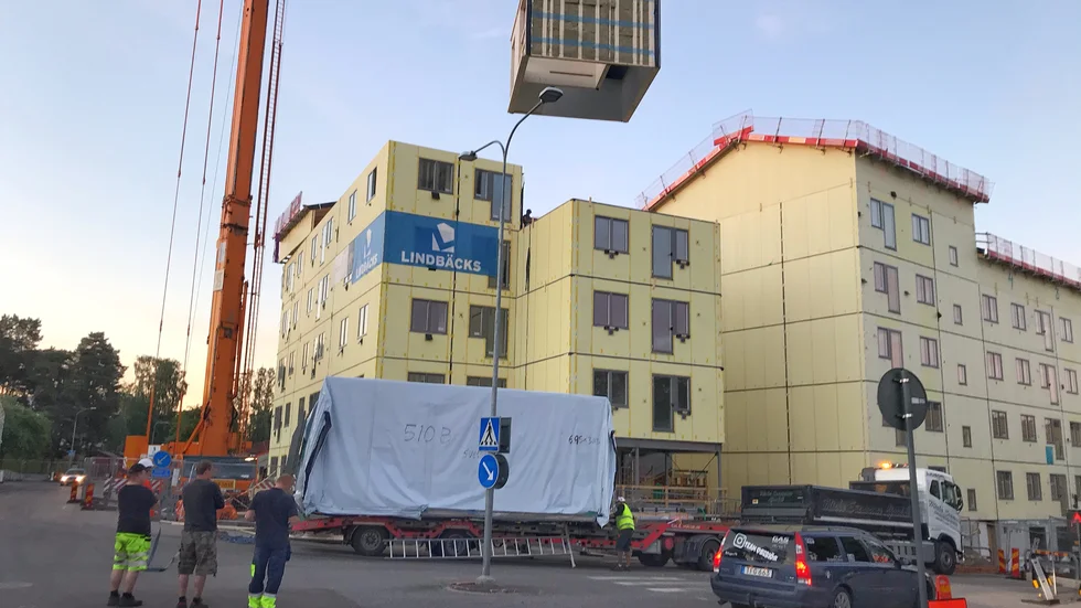Som ett legobygge växer lägenhetshusen i Isaksdal fram kloss för kloss. Bilden är från torsdagskvällen och det går fort. Mycket har redan hänt på byggplatsen sedan dess.