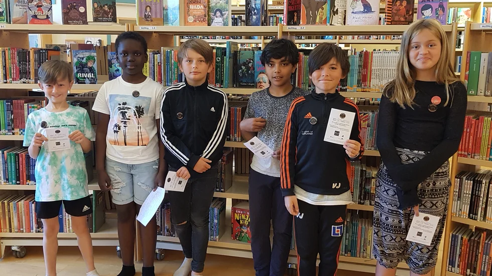  Eleverna som fick medaljer är Arvid, Beres, Damien, Ahmad, Vilhelm och Astrid.