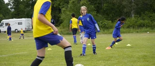 Fotbollsskola lockar fler än 100 barn till Larslunda IP
