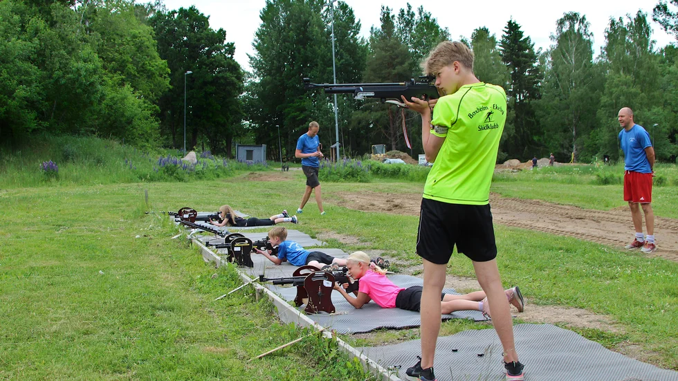 När barnen fyllt femton börjar de stå upp och skjuta, som Sebastian Fransson gör. Innan dess är det liggande med stöd som gäller.