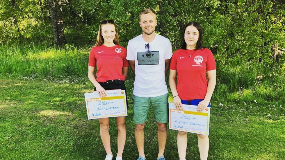 Alva Carlsson, till vänster och Louise Andersson.fick pris av Sebastian Larsson.