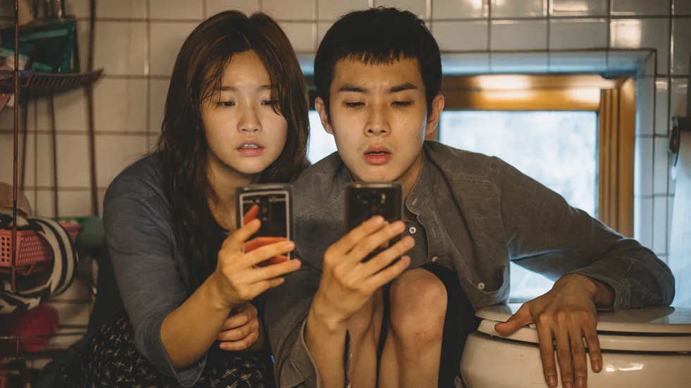 Bong Joon-Hos film "Parasit" klättrar upp på den svenska biotoppen igen. Pressbild.