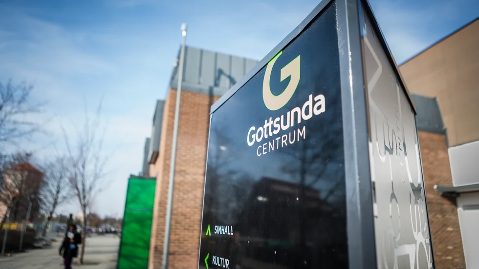 Den 24-årige mannen anklagas för att ha vandaliserat  fönsterrrutor i Gottsunda centrum i november i fjol.
