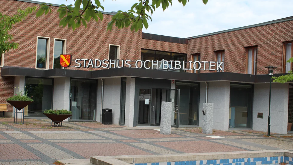 "En tavla av den lokala konstnären Janne Davidsson (bosatt i Ekeby) av en författare med stark östgötaanknytning som Gerda Antti måste det gå att hitta ett utrymme för." skriver insändarskribenten.