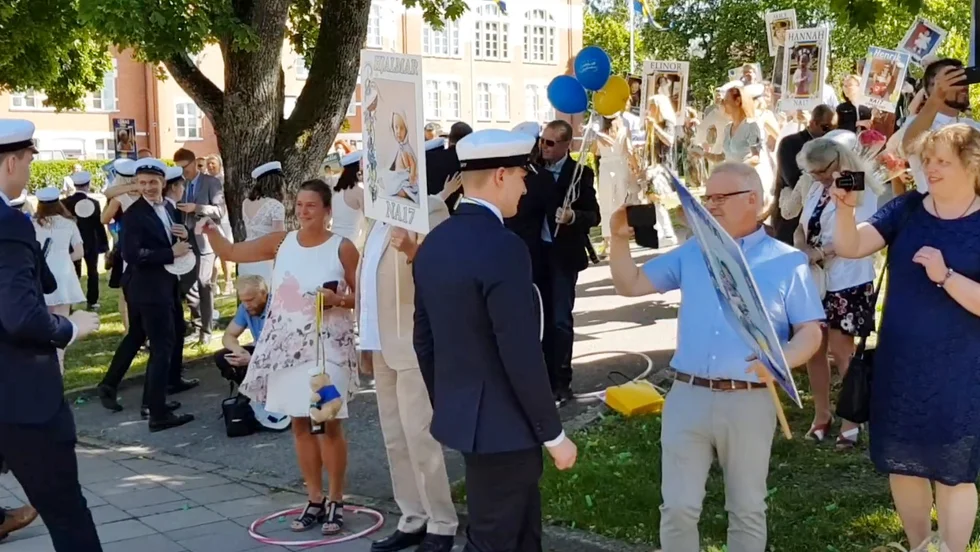 Varje student får bjuda in max två anhöriga till utsparken. Du som inte kan vara med på skolgården när din student springer ut kan följa glädjeyran i vår direktsändning i dag. Både klockan 11 och klockan 15.30.