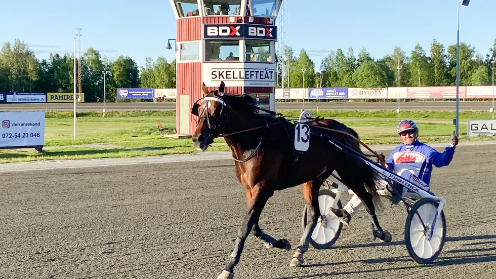 Jens Eriksson segerdefilerar med lånestyrningen Yaz Hanover, som tränas av Petri Salmela.