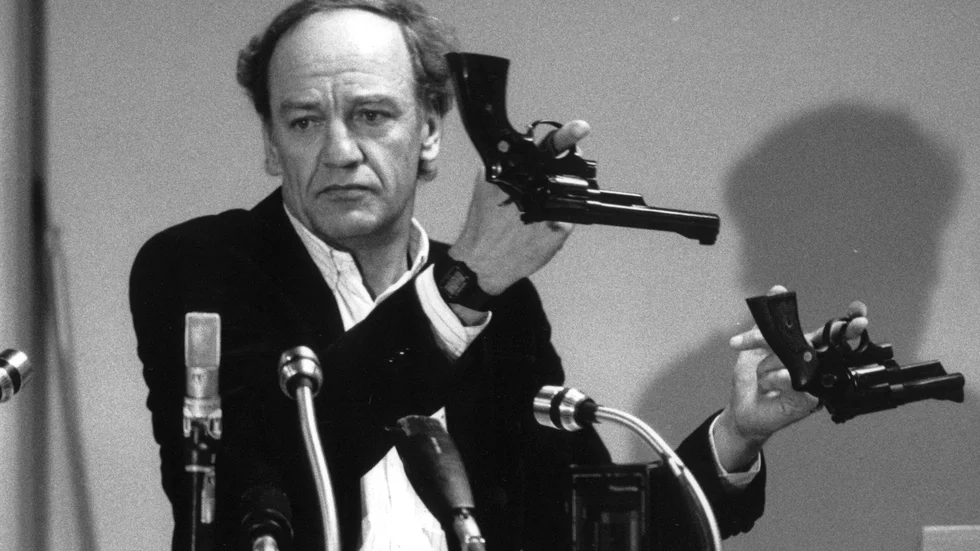 Hans Holmér var länspolismästare i Stockholm och tog inledningsvis rollen som spaningsledare för Palmeutredningen. Bilden från en presskonferens i mars 1986.