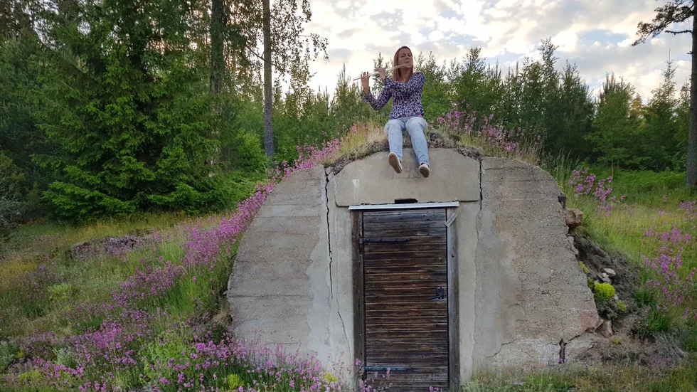 Emelie Gemzell spelar kristallflöjt på potatiskällan utanför hennes dörr. Hennes hyresvärd odlar obesprutad, ekologisk potatis som räcker åt hennes familj så hon slipper köpa det i affären.