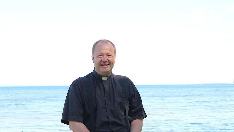 Kyrkoherde Magnus Svensson vill bidra till att minska lidandet som ensamhet skapar och kyrkan vill ge möjlighet till gemenskap även om det blir på distans.