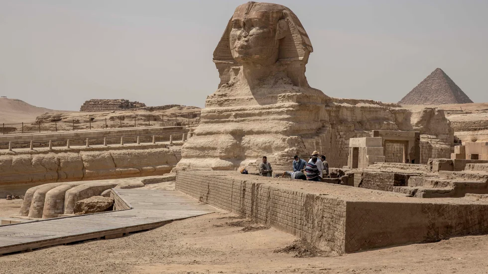 Om historien ska passas in i samtida anständighetsmallar blir det svårt att behålla monument som sfinxen och pyramiderna i Giza. 