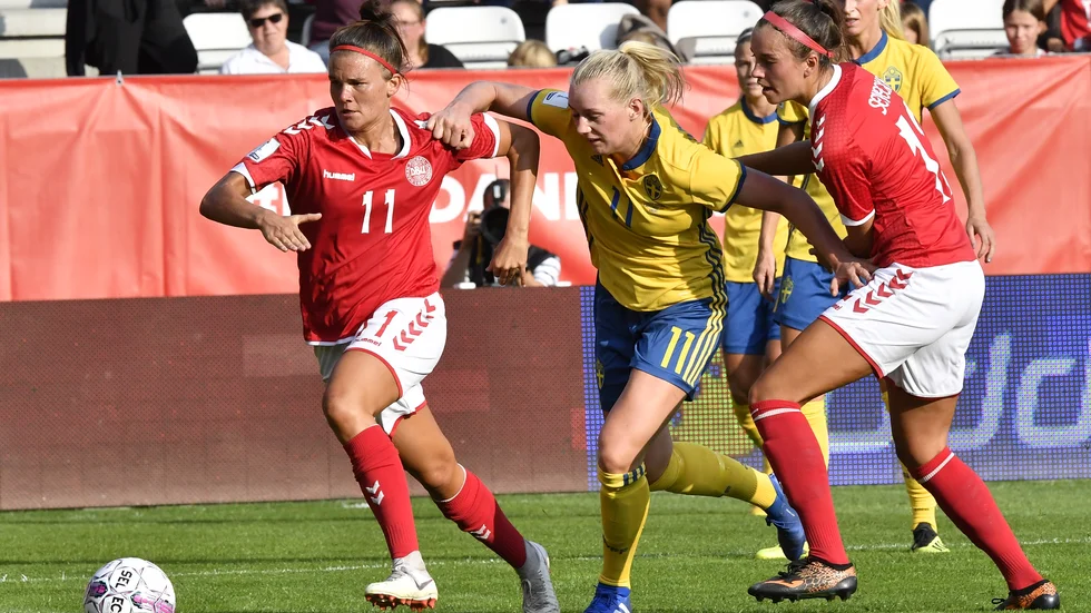 Katrine Veje (nummer 11) i kamp med Stina Blackstenius under en VM-kvalmatch mellan Danmark och Sverige. Arkivbild.