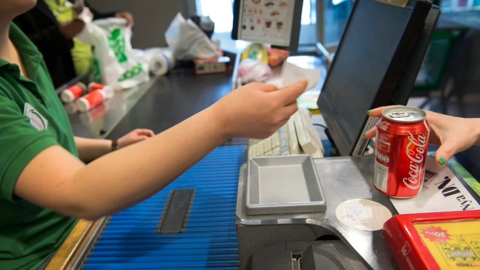 "För att minska arbetslösheten krävs reformer såsom en långsiktig sänkning av arbetsgivaravgiften och avskaffad bankskatt", anser debattörerna. (Arkivbild)