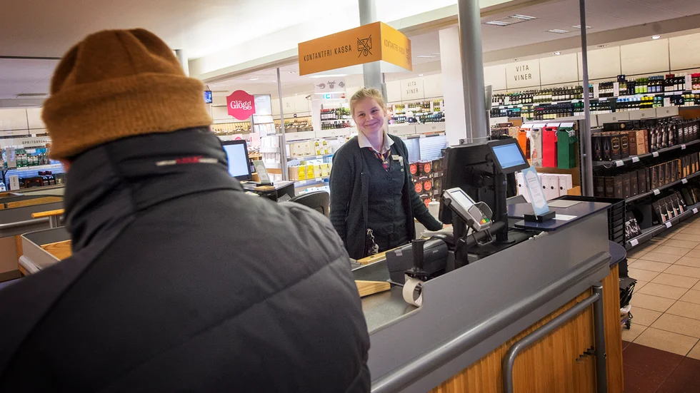 Carin Fältskog jobbar på Systembolaget i Trosa. Hon berättar att skulle behövas mer yta både i butiken och på lagret.