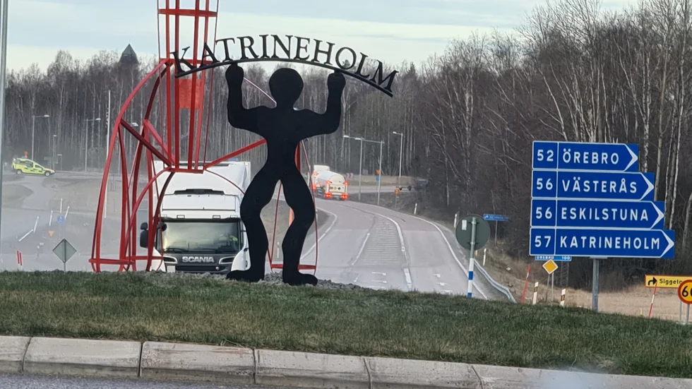 En stark filur som bär Katrineholm på sina axlar sattes upp bredvid rondellraketen natten mot långfredagen. En påsköverraskning från Katrineholms gerillakonstnärer. 