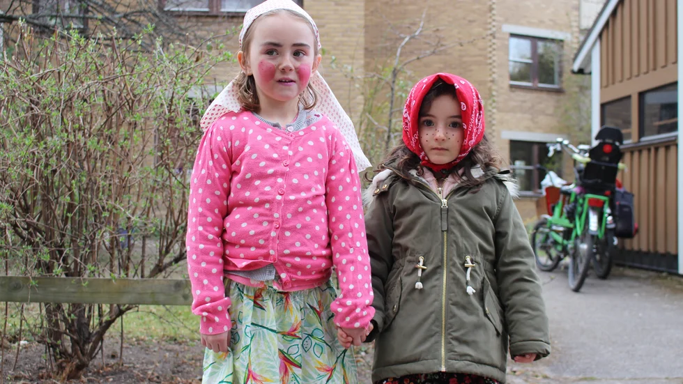 Tilde, 6 år och Bonnie, 4 år, tyckte att det roligaste med paraden var att få äta godis. 
