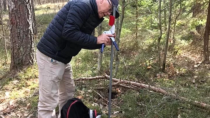 Tre av dagarna i påskhelgen ägnade Bertil Thorén och hustrun Rosita åt att märka upp femkilometersspåret i Ödebyskogen.