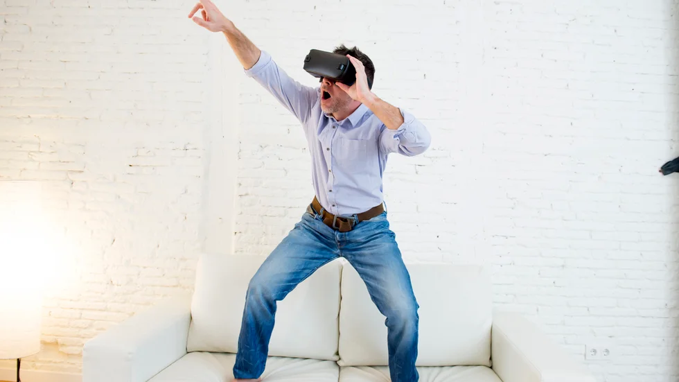 Med VR-glasögon kan man uppleva mycket av världen från soffan där hemma.